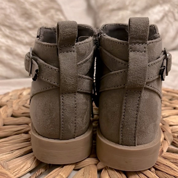OLD NAVY Suede Taupe ankle boot. Little girls so 11. - Picture 4 of 6